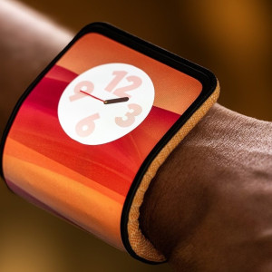 The Motorola 'bendy phone' wraps around your wrist. Here's how it works.
