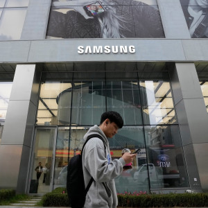 Samsung sees memory recovery next year after profit beat