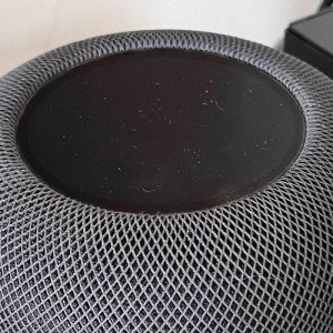 HomePod prototype with touchscreen LCD on top shows up in new images