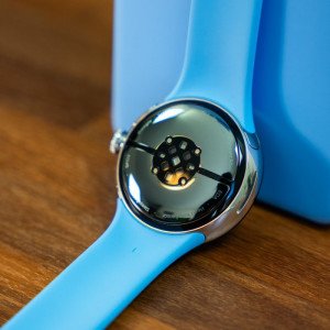 Pixel Watch UI goes blue, likely in preparation for Dynamic Color