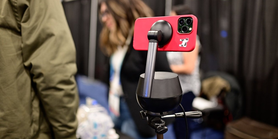 Hands on with Belkin's Auto-Tracking Stand Pro with DockKit