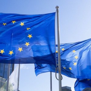 Apple still plans to charge developers for sideloading apps in EU