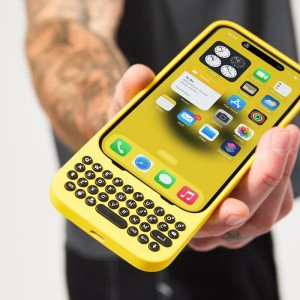 ‘Clicks’ adds a physical keyboard to your iPhone with shortcuts & backlighting