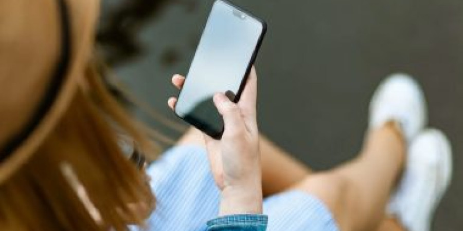 50% of Time India Users Pick Up Their Phones out of Habit, Typical Smartphone User Picks Up Phone 70–80 Times in a Day: Report