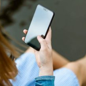 50% of Time India Users Pick Up Their Phones out of Habit, Typical Smartphone User Picks Up Phone 70–80 Times in a Day: Report